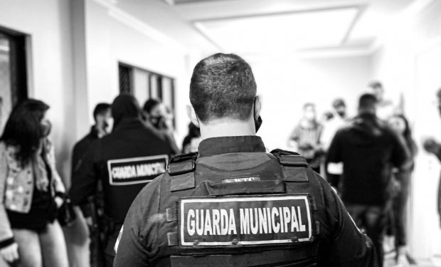 Forças de segurança interrompem festa de casamento e evento em cobertura de prédio em SC