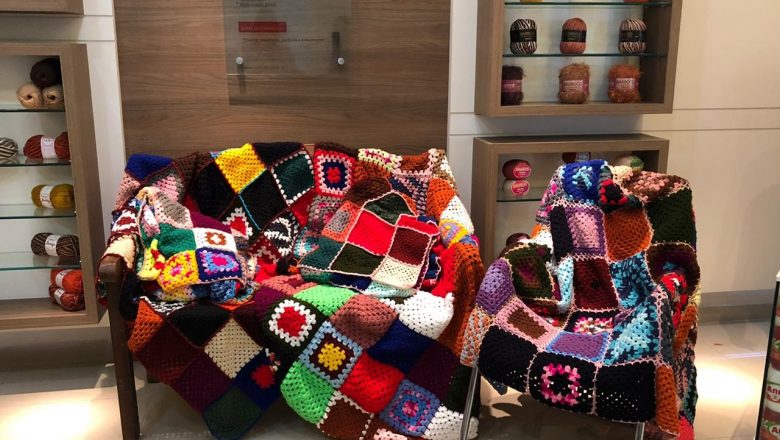 Colaboradores da Círculo S/A confeccionam mais de 1,2 mil quadradinhos em crochê que se transformaram em 25 colchas