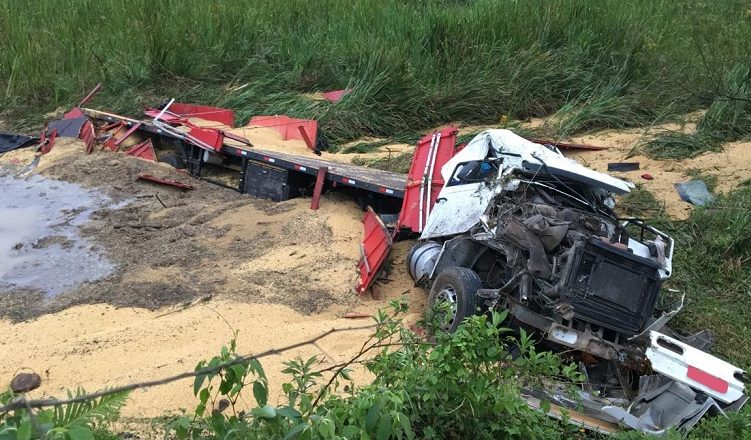 Carreta fica destruída após cair em ribanceira, em Blumenau
