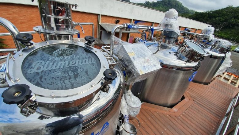 Cerveja Blumenau mira em inovação com implantação de nanocervejaria, envase de latas e adega para barris
