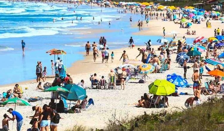 Viagens em SC podem ficar mais baratas na temporada de verão com coronavírus