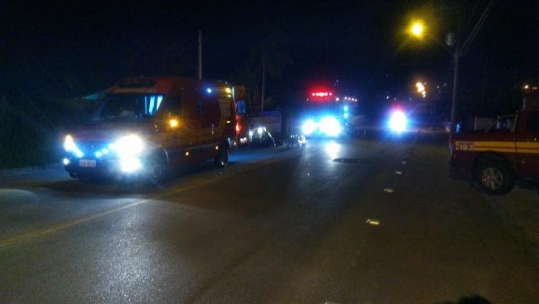 Motorista atropela casal, mata mulher e deixa local sem prestar socorro, em SC