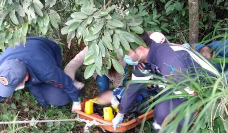 Motociclista sofre acidente, cai em ribanceira e fica preso em árvore às margens da BR-470