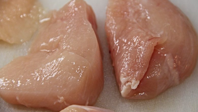 Brasil pede que China apresente laudos de testes de coronavírus em asas de frango