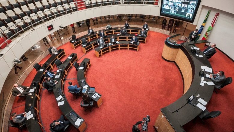 Alesc aprova composição de comissão para analisar pedido de impeachment contra Moisés