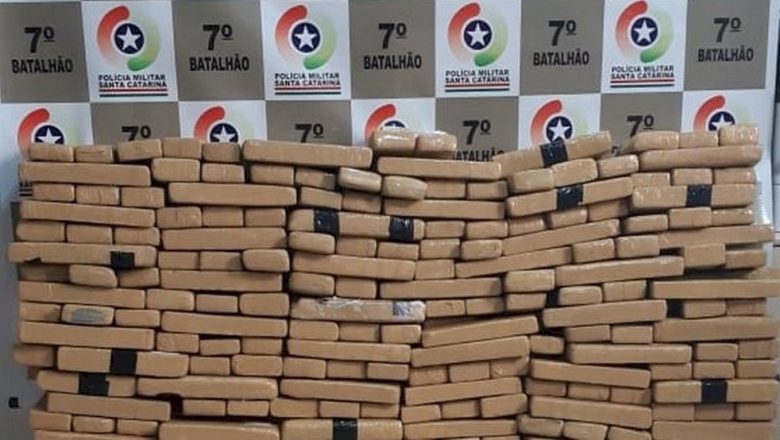 PM apreende 240 kg de maconha dentro de quitinete em São José