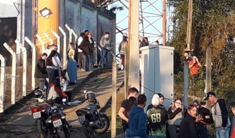 Jovens promovem festas e até churrasco no Morro do Cachorro, em Blumenau