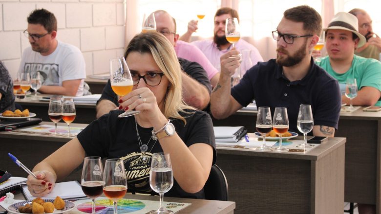 Catarinense Escola Superior de Cerveja e Malte exporta conhecimento cervejeiro para o quinto país e chega a Portugal