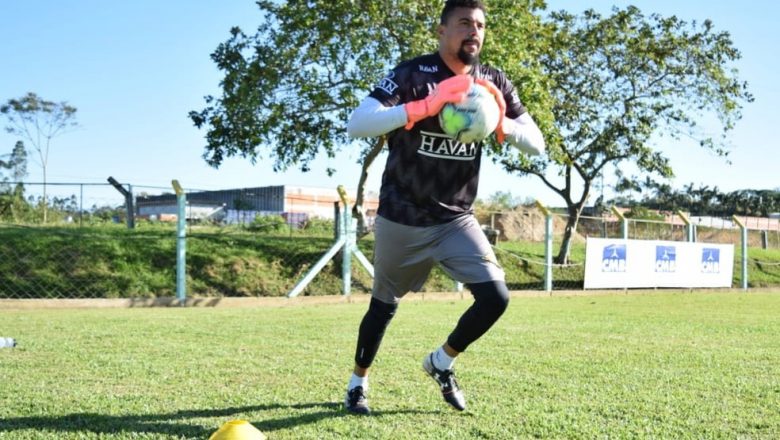 Zé Carlos treina como titular e deve ser a novidade do Brusque para jogo pela Copa do Brasil