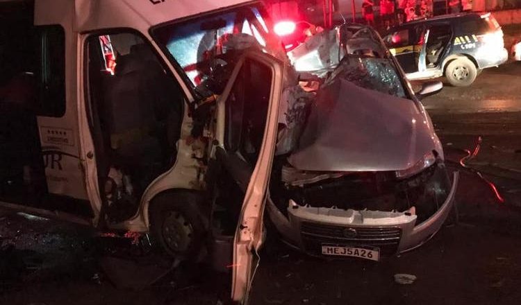 Acidente entre carro e van deixa 3 mortos e 16 feridos na BR-470, em Blumenau
