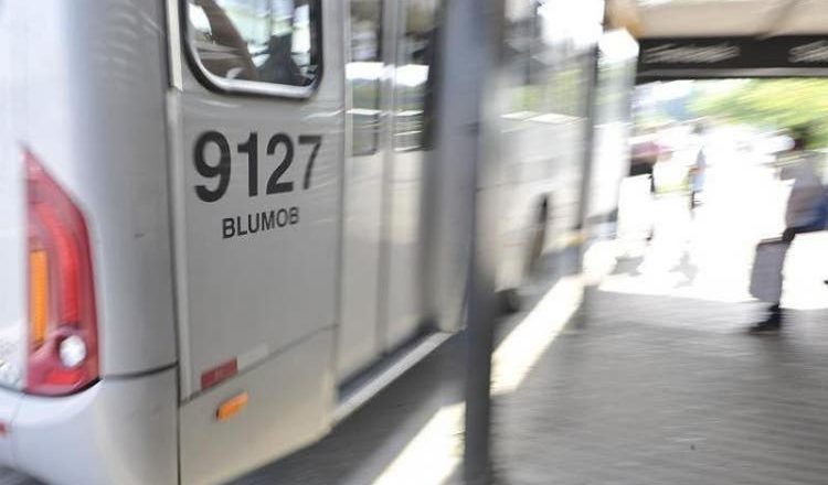 Ônibus de Blumenau terão capacidade de ocupação ampliada e liberam tarifa em dinheiro