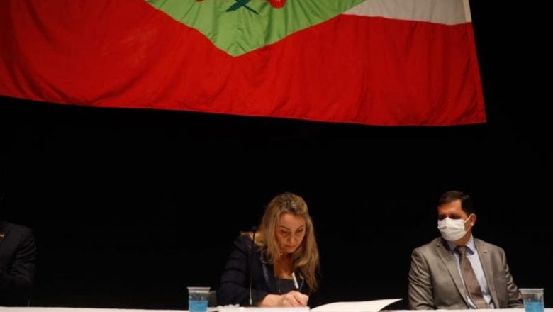 Daniela Reinehr assume como primeira governadora de Santa Catarina