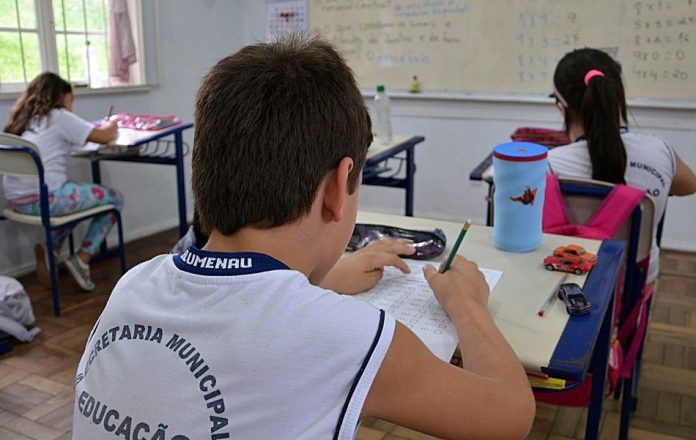 Servidores poderão entrar em greve contra retomada das aulas presenciais em Blumenau