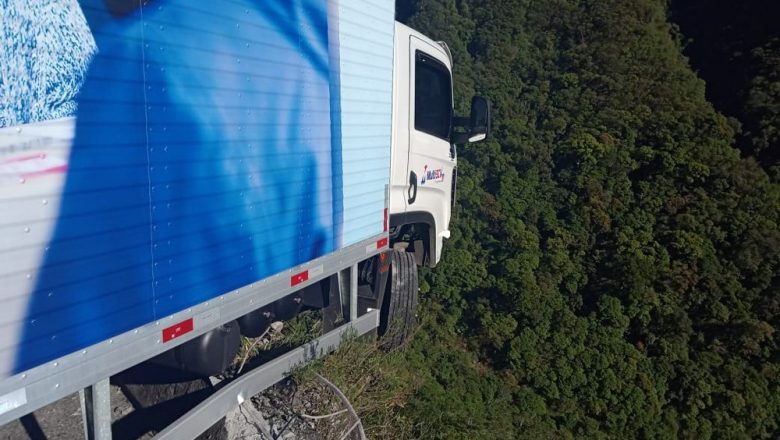 Caminhão bate em mureta e fica pendurado na Serra do Rio do Rastro