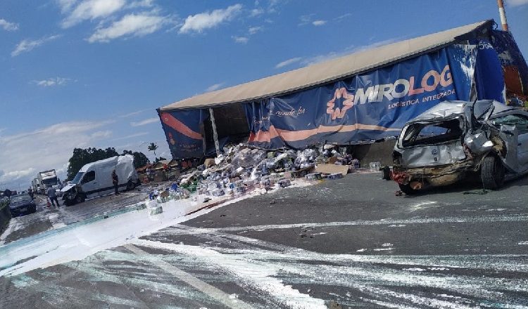 Grave acidente de trânsito interdita ambos sentidos da BR-101, em Piçarras