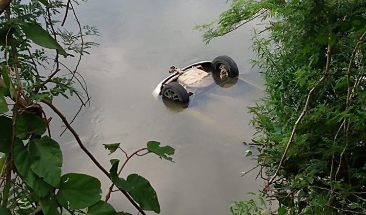 Motorista morre após carro cair no rio Itajaí-Açu em Blumenau