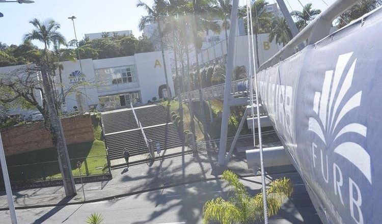 Furb avalia congelar valor das mensalidades dos alunos em 2021