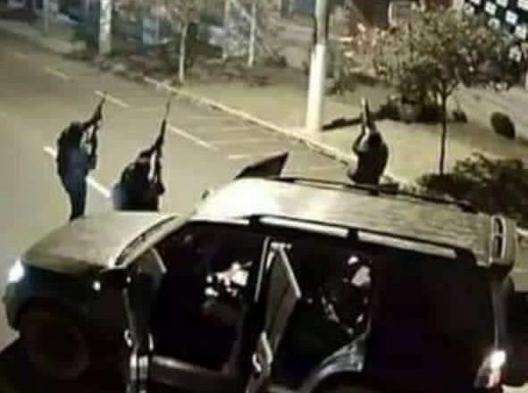 Quadrilha sitia Centro de Criciúma e faz reféns em assalto a banco