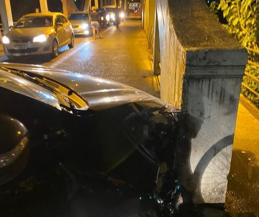 Condutor colide contra cabeceira da Ponte dos Arcos, em Indaial