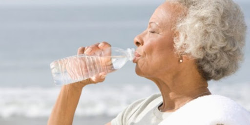 Idosos no verão: 4 cuidados com a saúde durante o calor