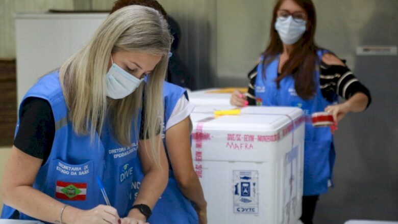 Santa Catarina recebe mais 21,6 mil doses da Coronavac