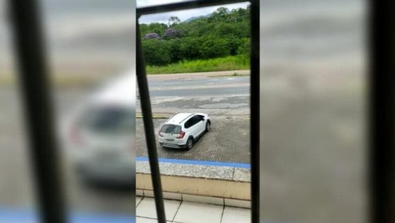 Assaltantes invadem cooperativa de crédito em Blumenau; PM faz cerco aos criminosos