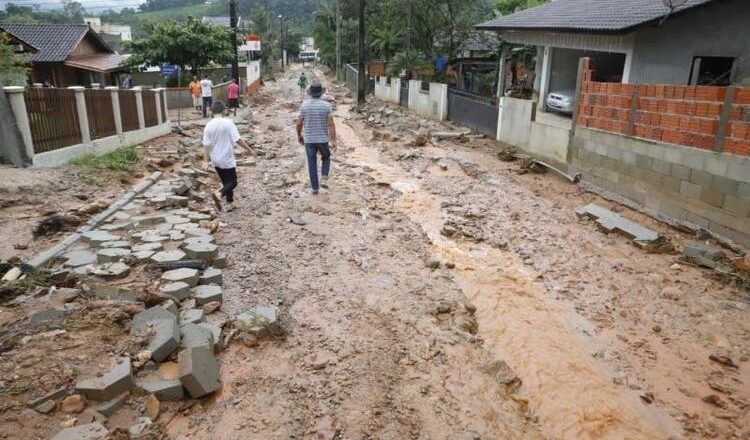 Enxurrada em Guabiruba afeta 2 mil pessoas e prefeitura decreta situação de emergência