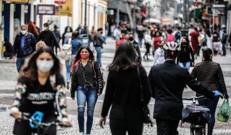 SC tem risco de aumento de casos e mortes por Covid-19 e falta de leitos após aglomerações de fim de ano
