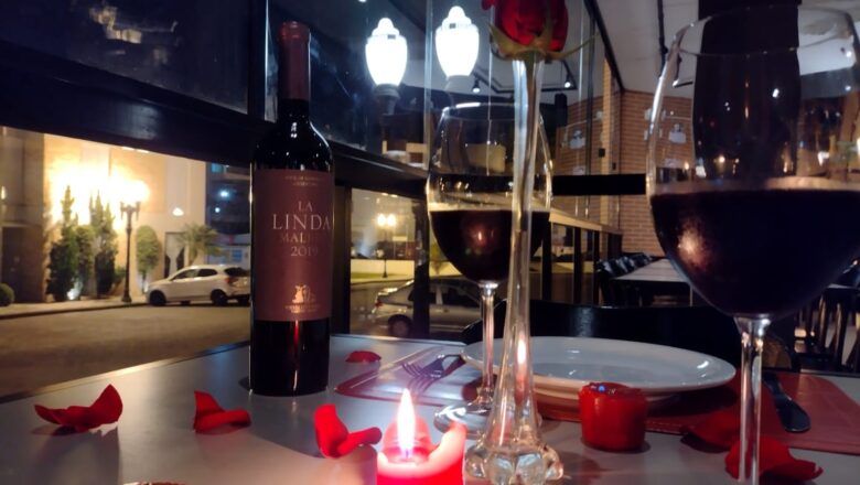 Decoração romântica e jantar à luz de velas são opções para celebrar o Dia dos Namorados