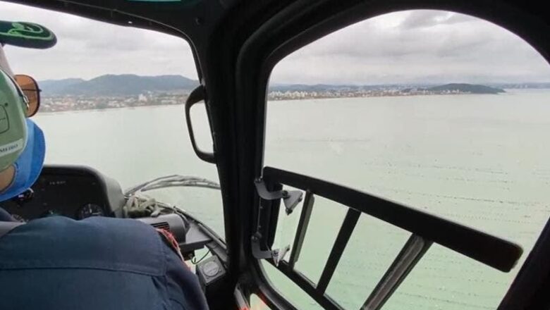 Motor de barco enroscou em linha antes de afundar em Penha; busca por desaparecido continua