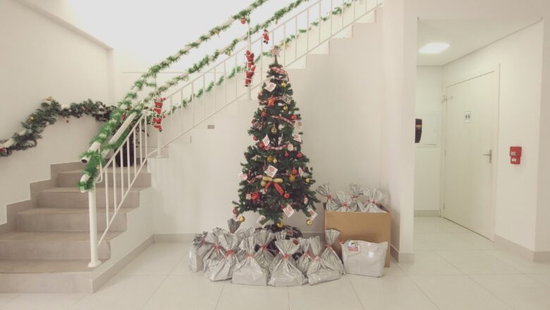 Natal Solidário arrecada caixas de leite, roupas e brinquedos para famílias e crianças carentes do litoral catarinense