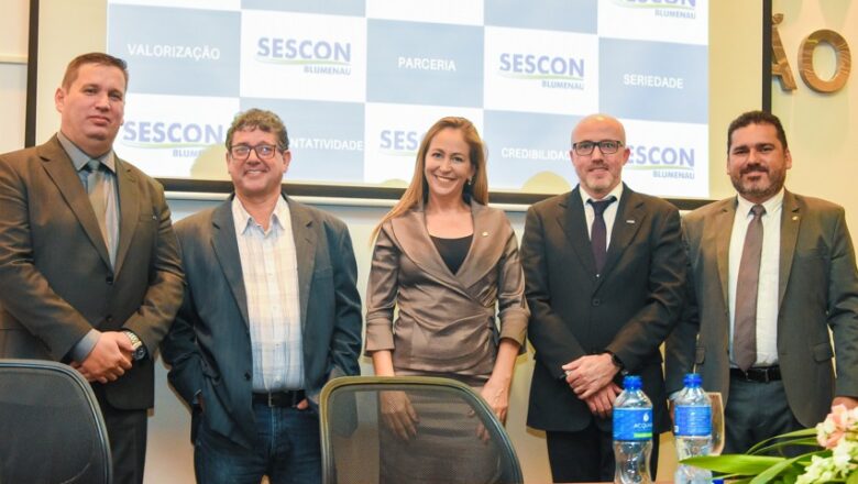 Sescon Blumenau empossa nova diretoria