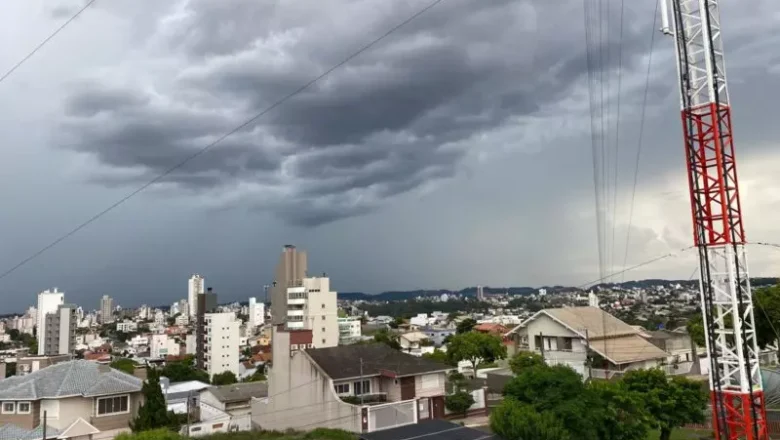 Com alerta para temporais nesta sexta, saiba como fica o tempo no fim de semana em SC