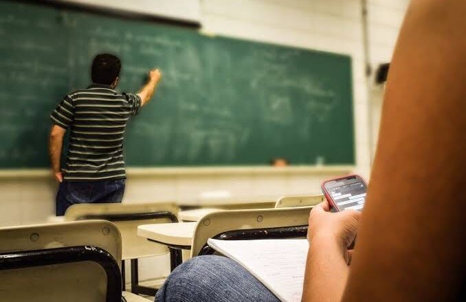 PM é acionada após aluna se recusar a largar o celular, desacatar e ameaçar professora em SC
