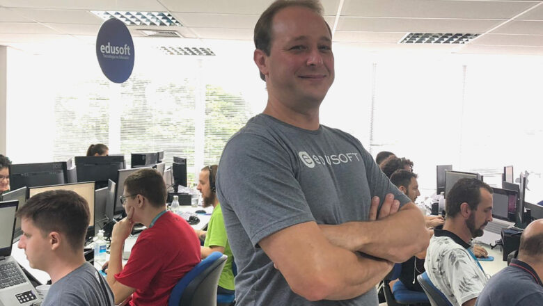 Crescimento da tecnologia na educação passa por adequação de entidades e professores, aponta especialista