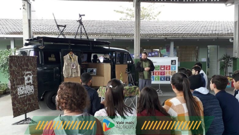 EBM LEOPOLDO SIMÃO RECEBE PROJETO “KOMBINACOMFOTO” NO ESPAÇO ESCOLAR