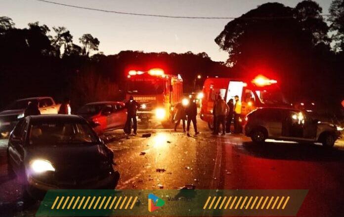 Acidente envolve três carros na BR-470 em Blumenau neste domingo