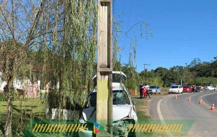 Mulher fica ferida em batida de carro contra poste em Doutor Pedrinho