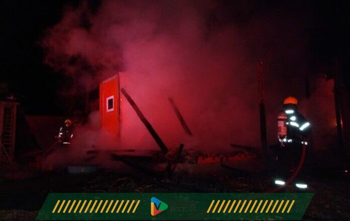 Casa de madeira fica destruída durante incêndio em Rodeio