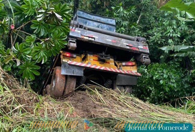 Caminhão sem freio sai da pista, na SC-110