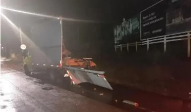 <a href="https://fmnova.com.br/noticias/7200-motorista-bebado-bate-caminhao-destroi-bau-erra-caminho-e-acaba-preso-em-timbo">Motorista bêbado bate caminhão, destrói baú, erra caminho e acaba preso em Timbó</a>