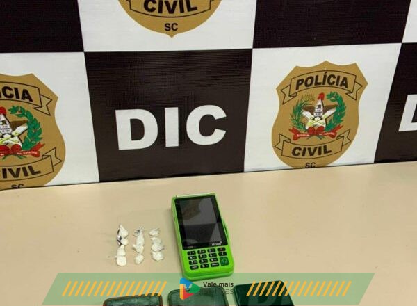 Chefonas’ do tráfico em área nobre de Brusque são presas em casa em SC