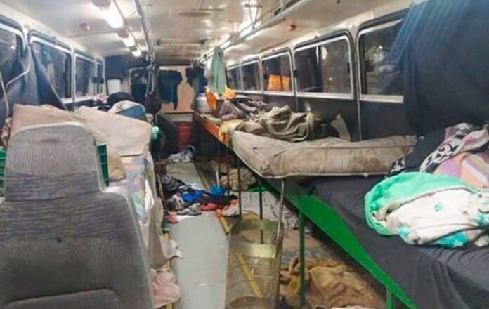Trabalhadores são encontrados em situação degradante de trabalho em ônibus na BR-116
