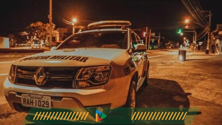 PM resgata criança de dois anos abandonada em Blumenau