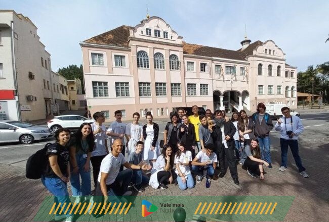 Escola S de Blumenau promove caminhada cultural pelo Centro Histórico
