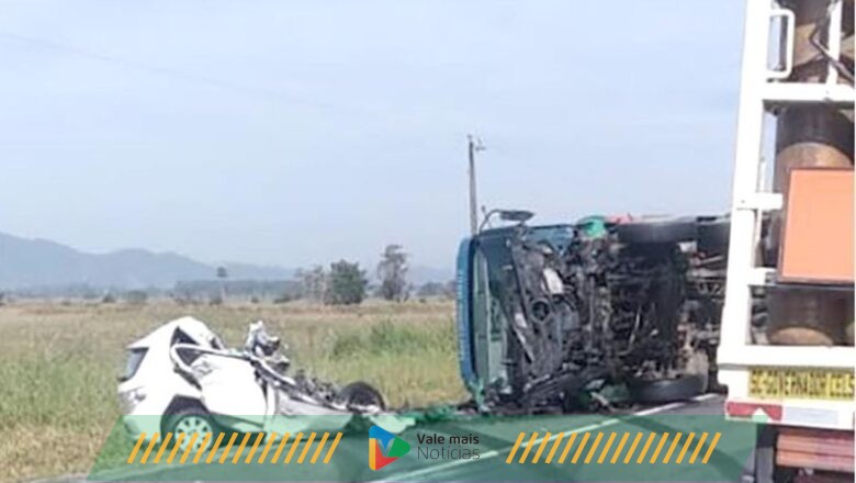Acidente grave na BR-470 entre carro e caminhão com produto químico deixa pelo menos uma pessoa morta