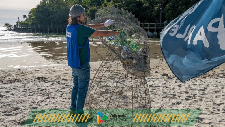 Resíduos coletados em mutirão de limpeza no Litoral de SC viram obra de arte