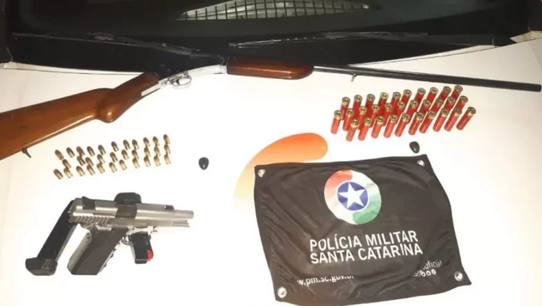 Motorista embriagado é encontrado dormindo em carro com armas e munições em Brusque