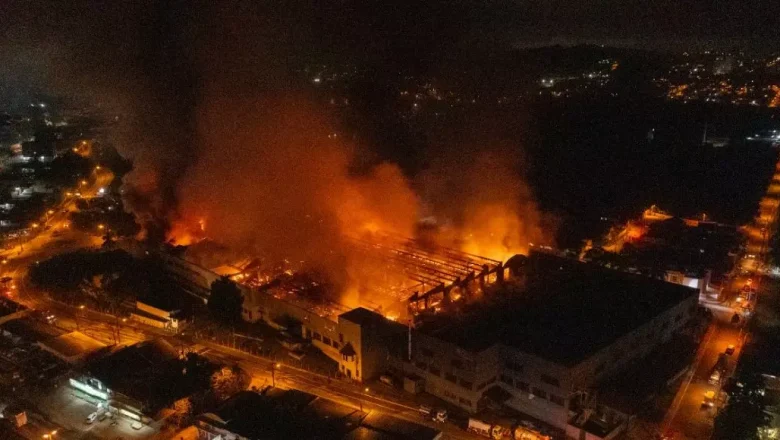 Fábrica de Blumenau é atingida por incêndio e mobiliza Corpo de Bombeiros da região