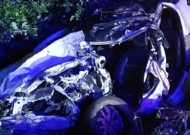 Acidente entre carro e carreta termina com morte na BR-470